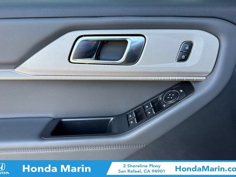 Used 2025 Ford Explorer Active AWD/4WD image 13