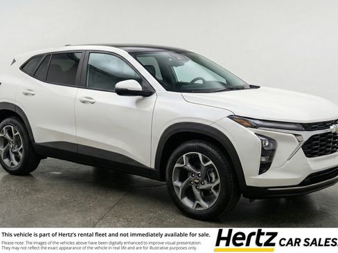 Used 2025 Chevrolet Trax LT FWD image 1