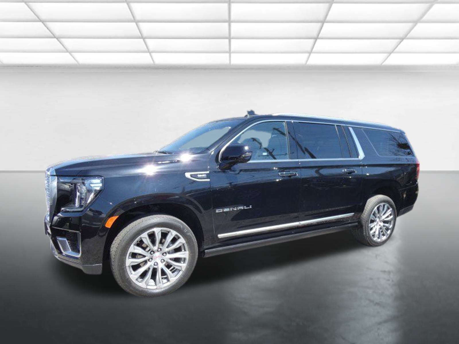 Used 2023 GMC Yukon XL Denali AWD/4WD image 2