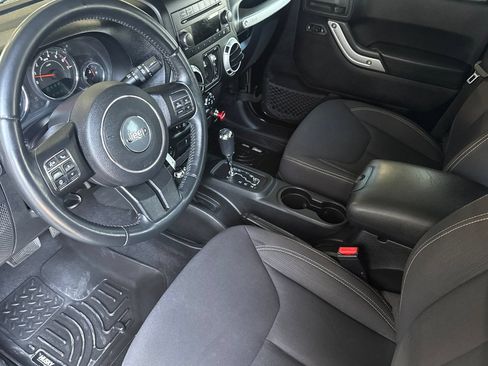 Used 2013 Jeep Wrangler Unlimited Sahara w/ Connectivity Group AWD/4WD image 9