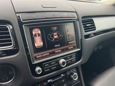Used 2016 Volkswagen Touareg Sport image 23