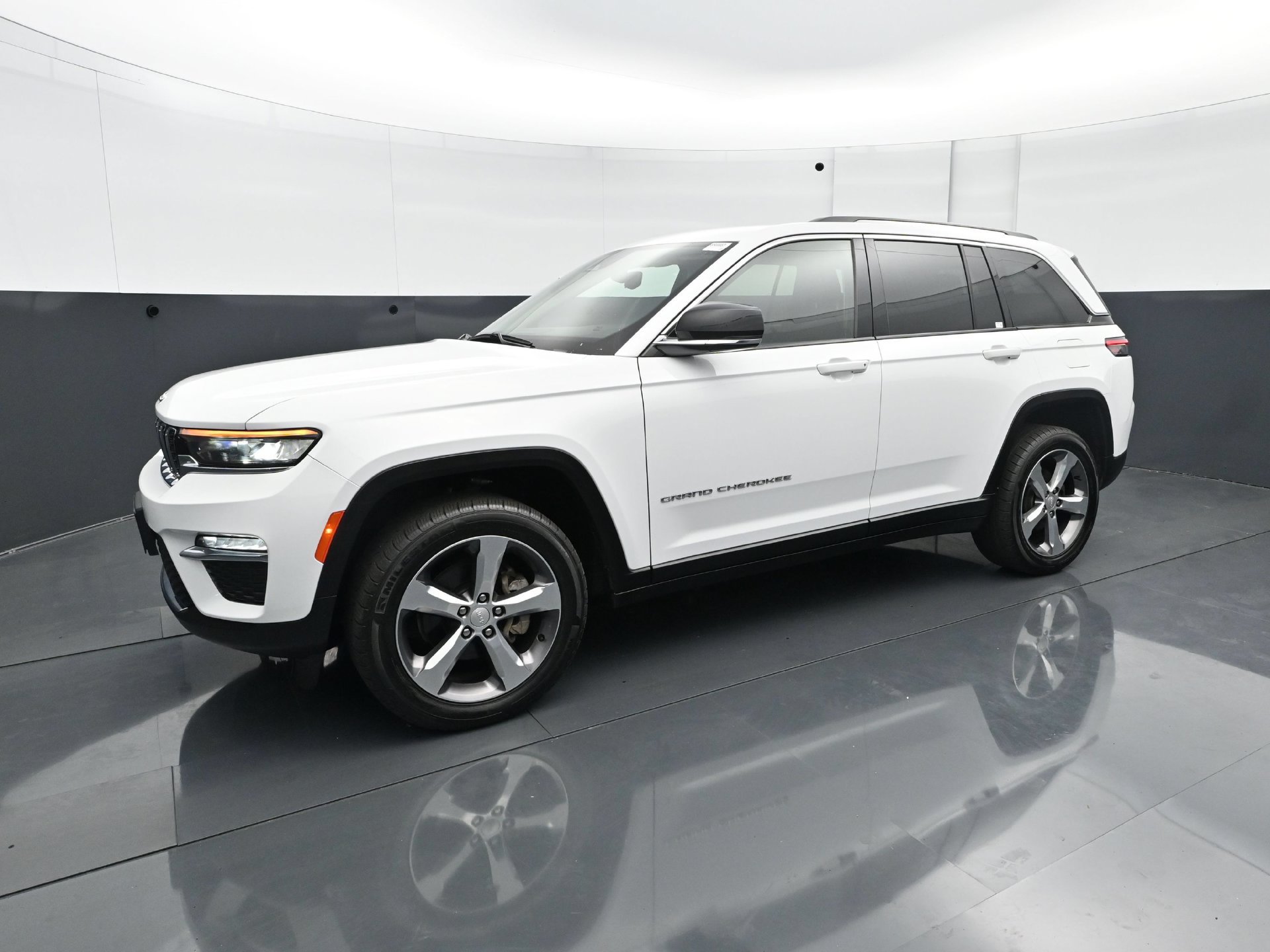 Used 2022 Jeep Grand Cherokee Limited AWD/4WD image 2