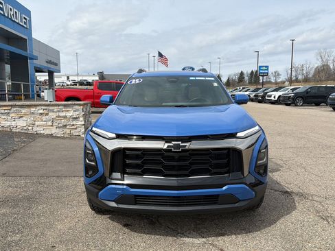 Used 2025 Chevrolet Equinox ACTIV w/ Safety and Technology Package image 2
