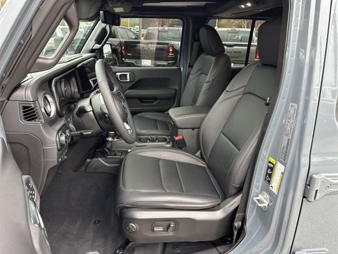 Used 2025 Jeep Wrangler Sahara image 9