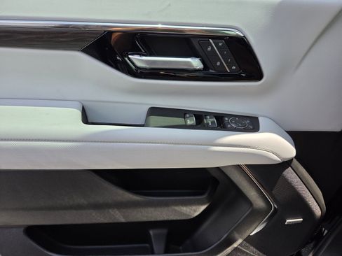 New 2026 Chevrolet Suburban Premier RWD image 13