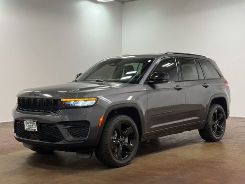 Used 2022 Jeep Grand Cherokee Altitude AWD/4WD image 7