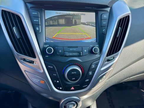 Used 2017 Hyundai Veloster Value Edition image 7