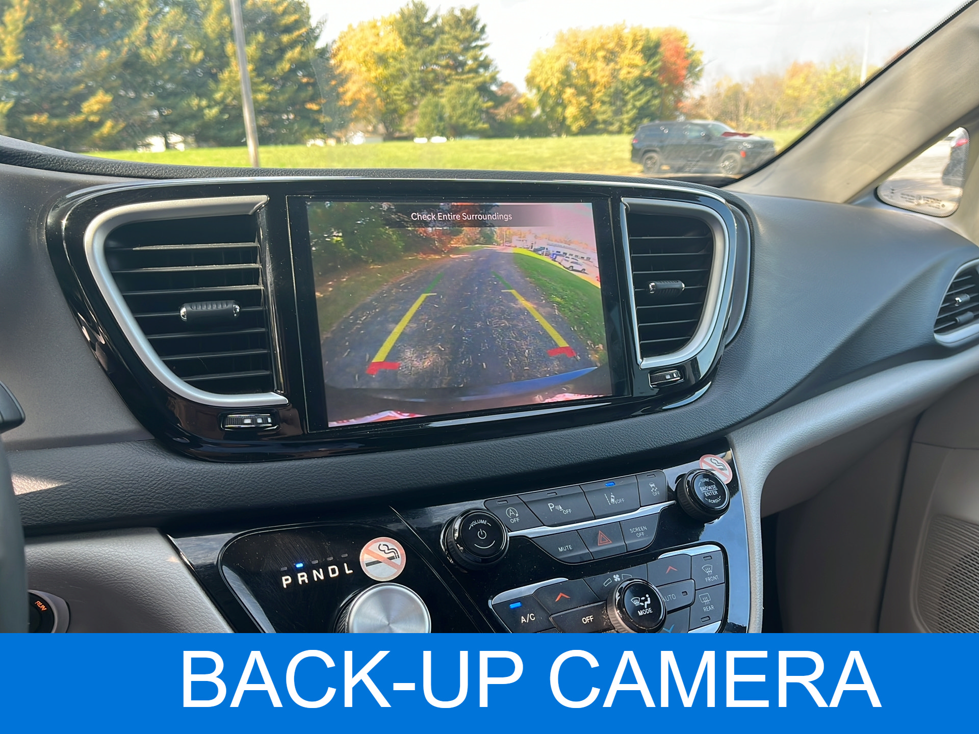 Used 2023 Chrysler Pacifica Touring-L FWD image 7