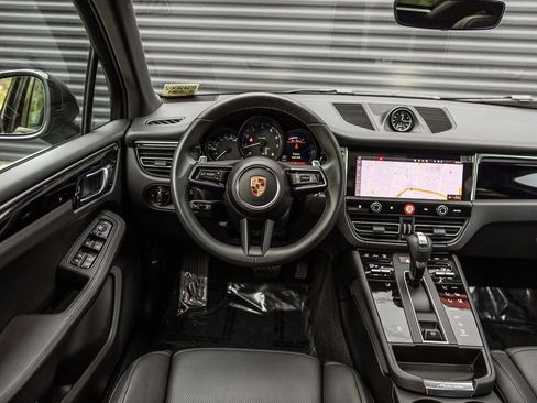 Certified 2025 Porsche Macan image 13