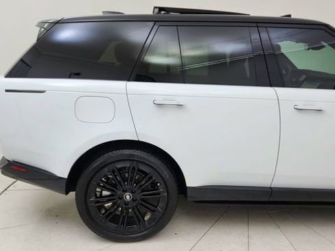 Used 2025 Land Rover Range Rover SE image 12