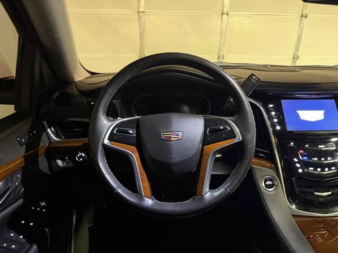 Used 2020 Cadillac Escalade ESV Luxury AWD/4WD image 15