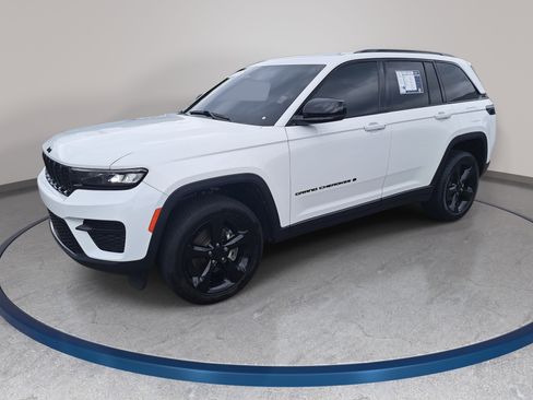 Used 2023 Jeep Grand Cherokee Altitude RWD image 1