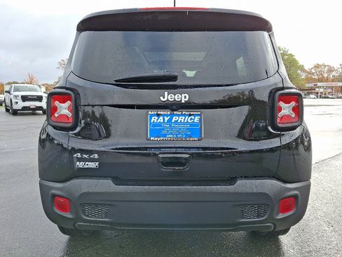 Used 2023 Jeep Renegade Latitude w/ Sun & Fun Group image 5