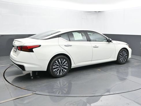 Used 2025 Nissan Altima 2.5 SV FWD image 3