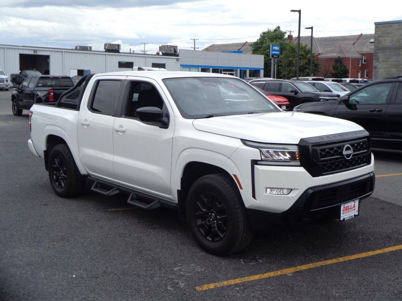 Used 2023 Nissan Frontier SV w/ Midnight Edition Package AWD/4WD image 3