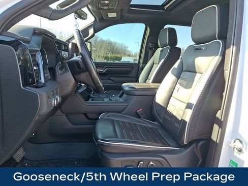 Used 2025 GMC Sierra 2500 AT4X image 2