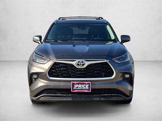 Used 2021 Toyota Highlander XLE FWD video 2