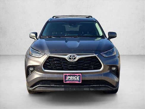 Used 2021 Toyota Highlander XLE FWD image 2