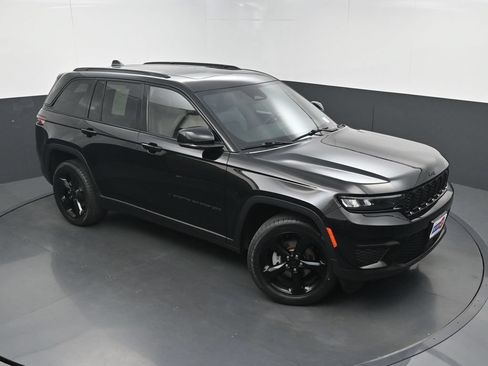 Used 2022 Jeep Grand Cherokee Altitude AWD/4WD image 34