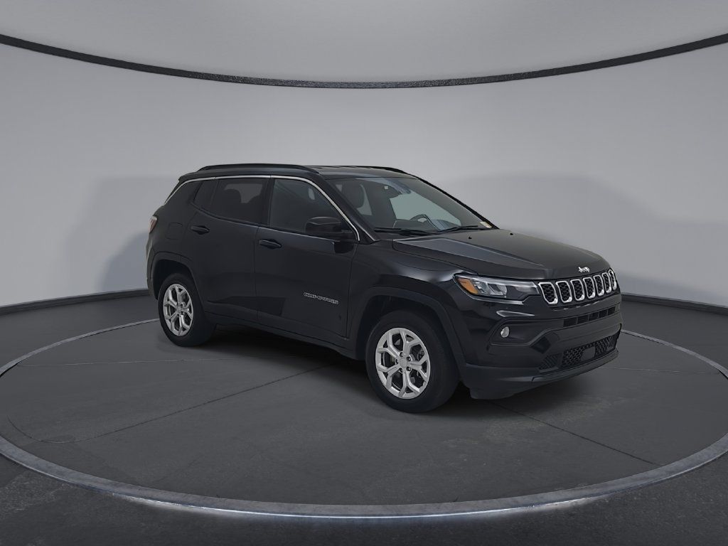 Used 2024 Jeep Compass Latitude AWD/4WD image 4