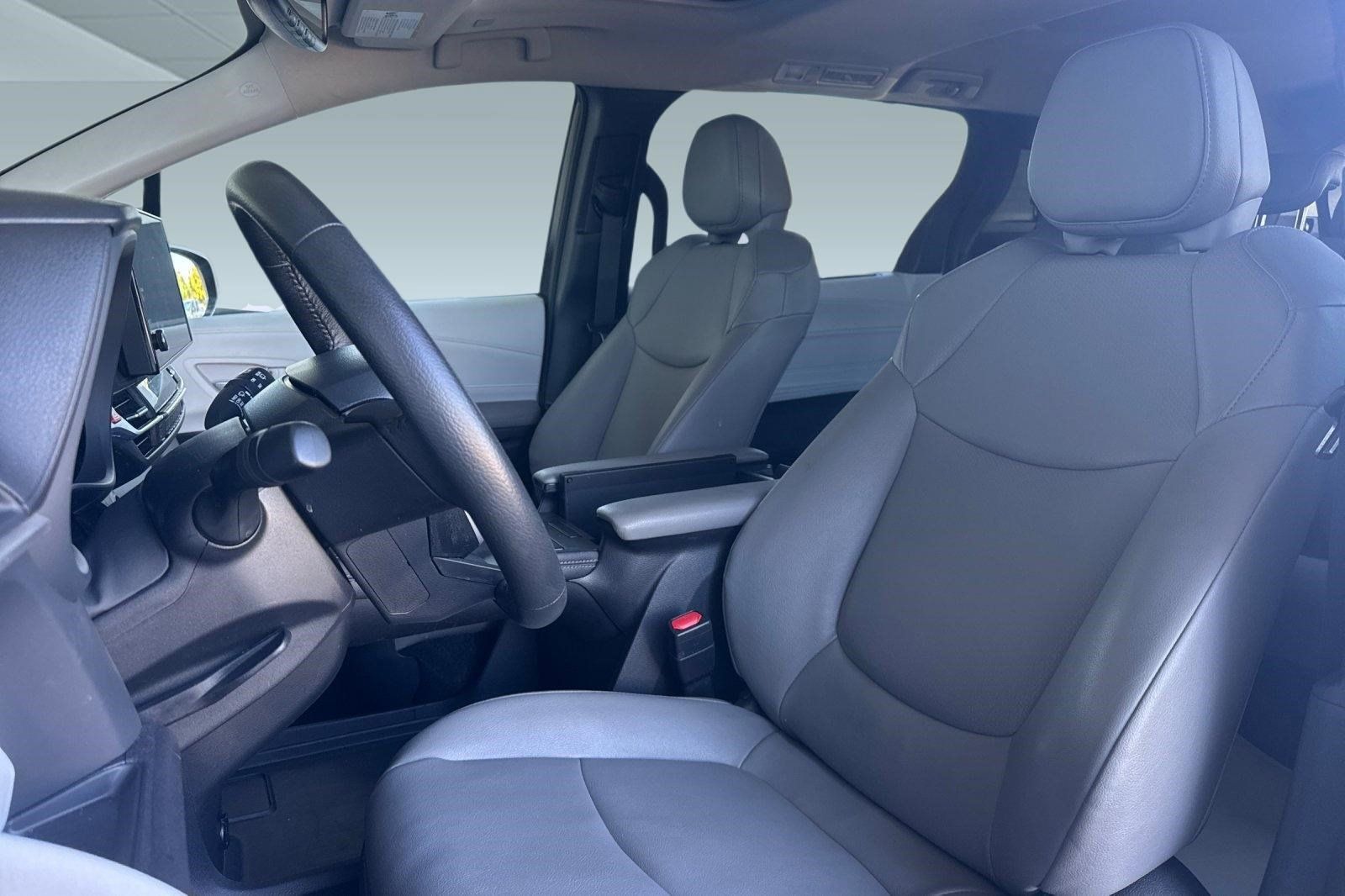Used 2026 Toyota Sienna XLE FWD image 5