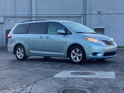 Used 2015 Toyota Sienna LE image 12