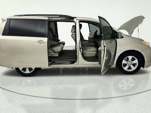 Used 2017 Toyota Sienna LE FWD image 35