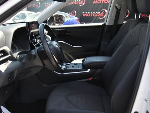 Used 2024 Toyota Highlander LE AWD/4WD image 18