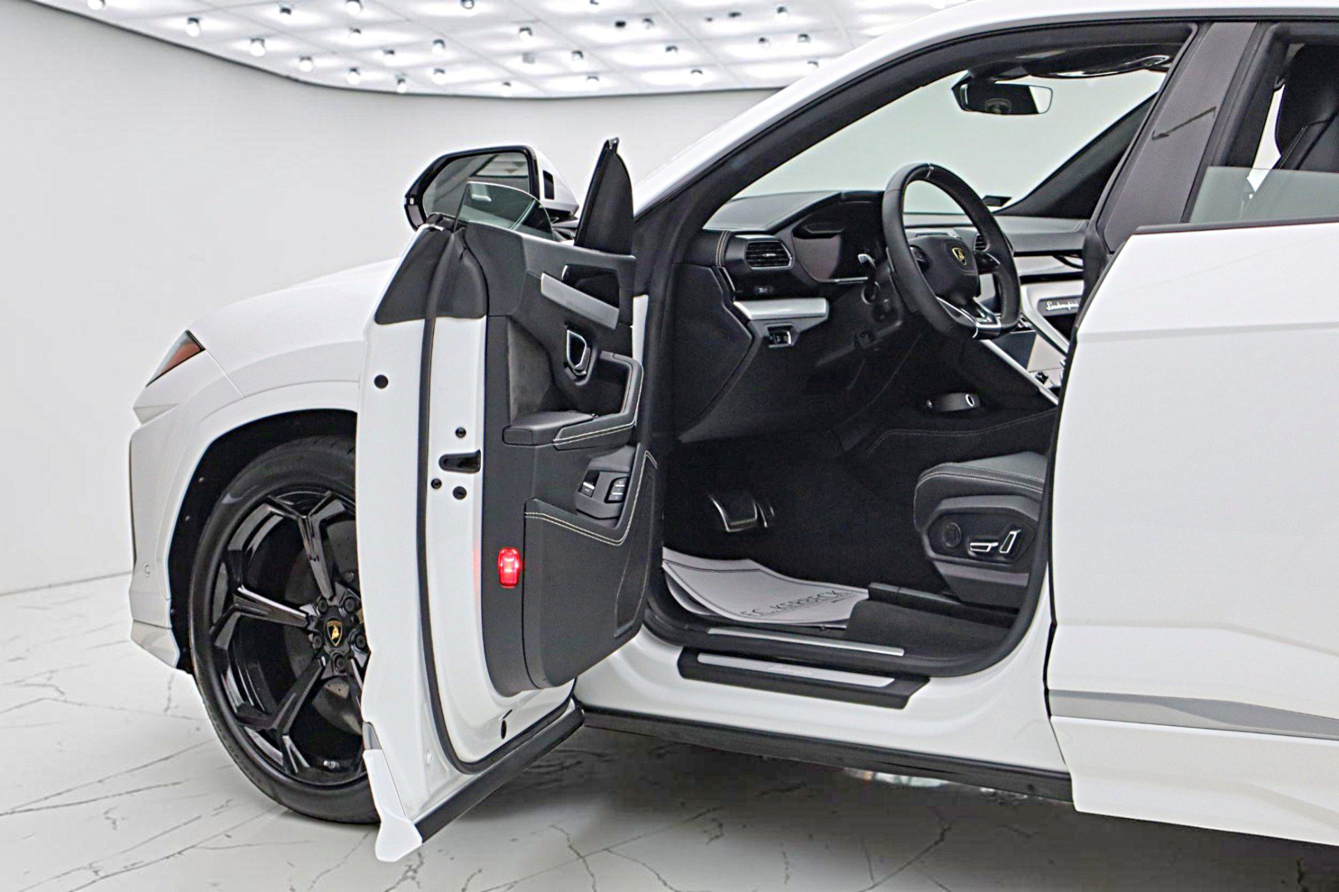 Used 2020 Lamborghini Urus AWD/4WD image 7