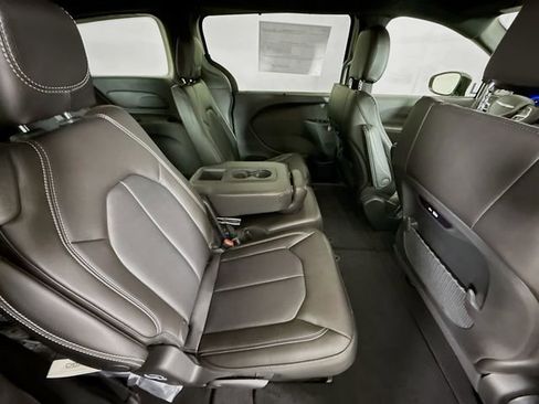 New 2026 Chrysler Pacifica Select FWD image 25