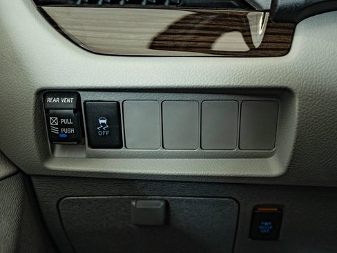 Used 2020 Toyota Sienna XLE FWD image 28