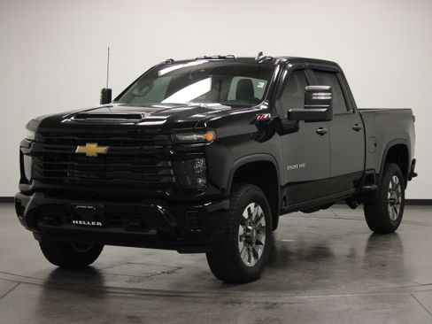 Used 2024 Chevrolet Silverado 2500 Custom w/ Custom Value Package AWD/4WD image 4