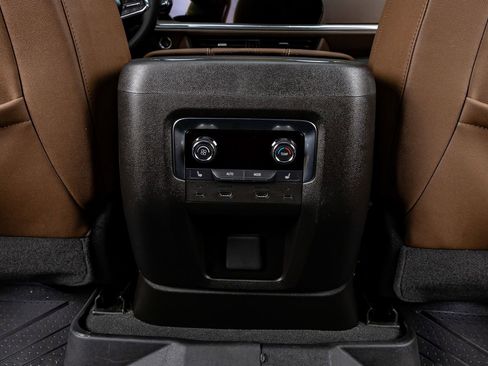 Used 2025 Chevrolet Suburban High Country AWD/4WD image 35