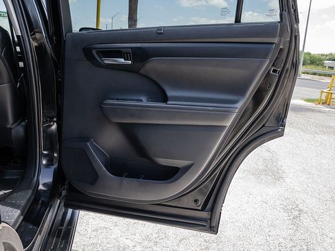 Used 2020 Toyota Highlander XLE FWD image 14