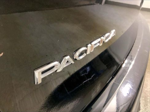 Used 2024 Chrysler Pacifica Touring-L FWD image 8