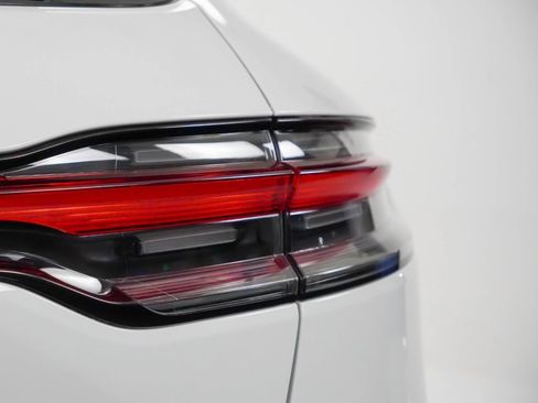 Certified 2025 Porsche Macan image 12