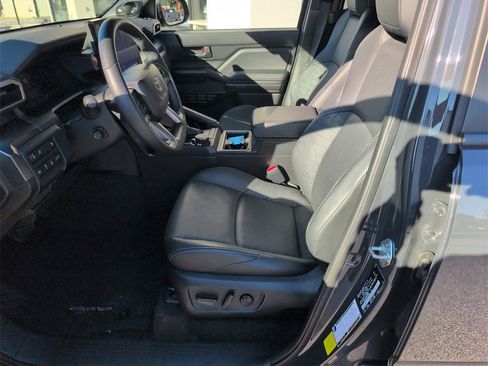 Used 2025 Toyota 4Runner TRD Off-Road Premium image 12