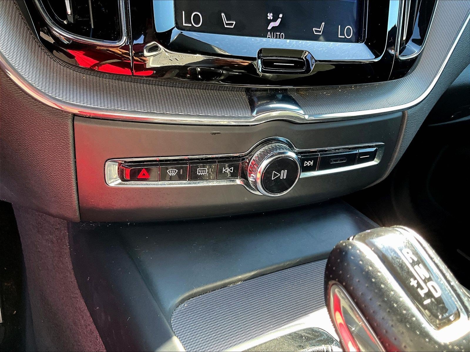 Used 2018 Volvo XC60 T5 R-Design w/ Convenience Package AWD/4WD image 14