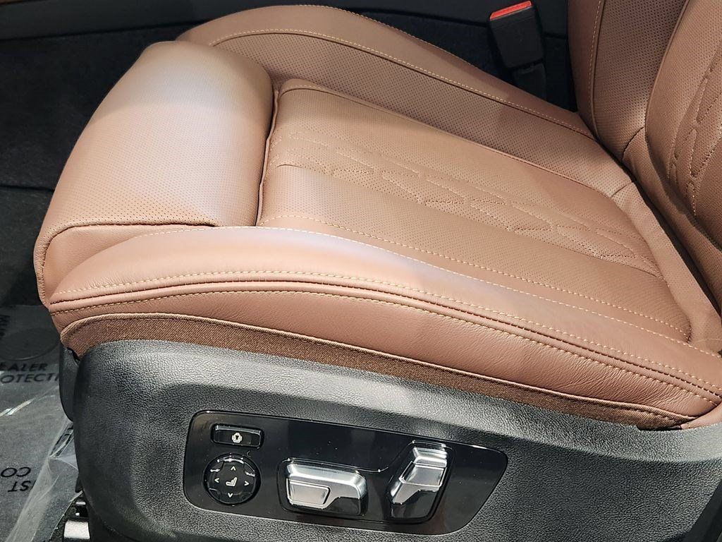 Certified 2025 BMW X7 M60i AWD/4WD image 40