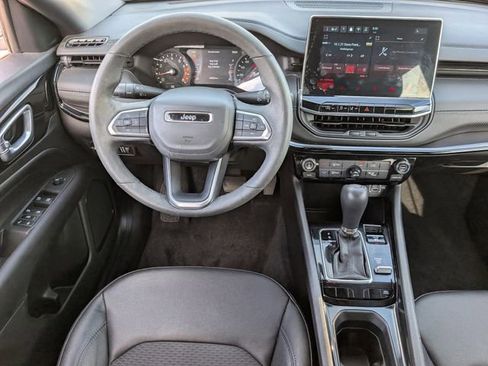 Used 2025 Jeep Compass Latitude w/ Altitude Special Edition image 10