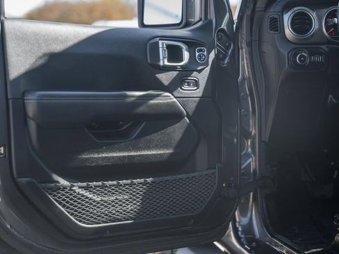 Used 2020 Jeep Wrangler Unlimited Sahara image 38