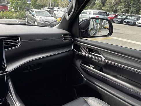 Used 2023 Jeep Wagoneer Series II image 16