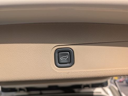 Used 2012 Cadillac Escalade Luxury image 29