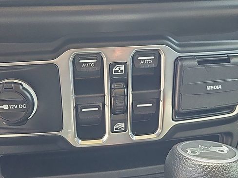 Used 2019 Jeep Wrangler Unlimited Sahara AWD/4WD image 24