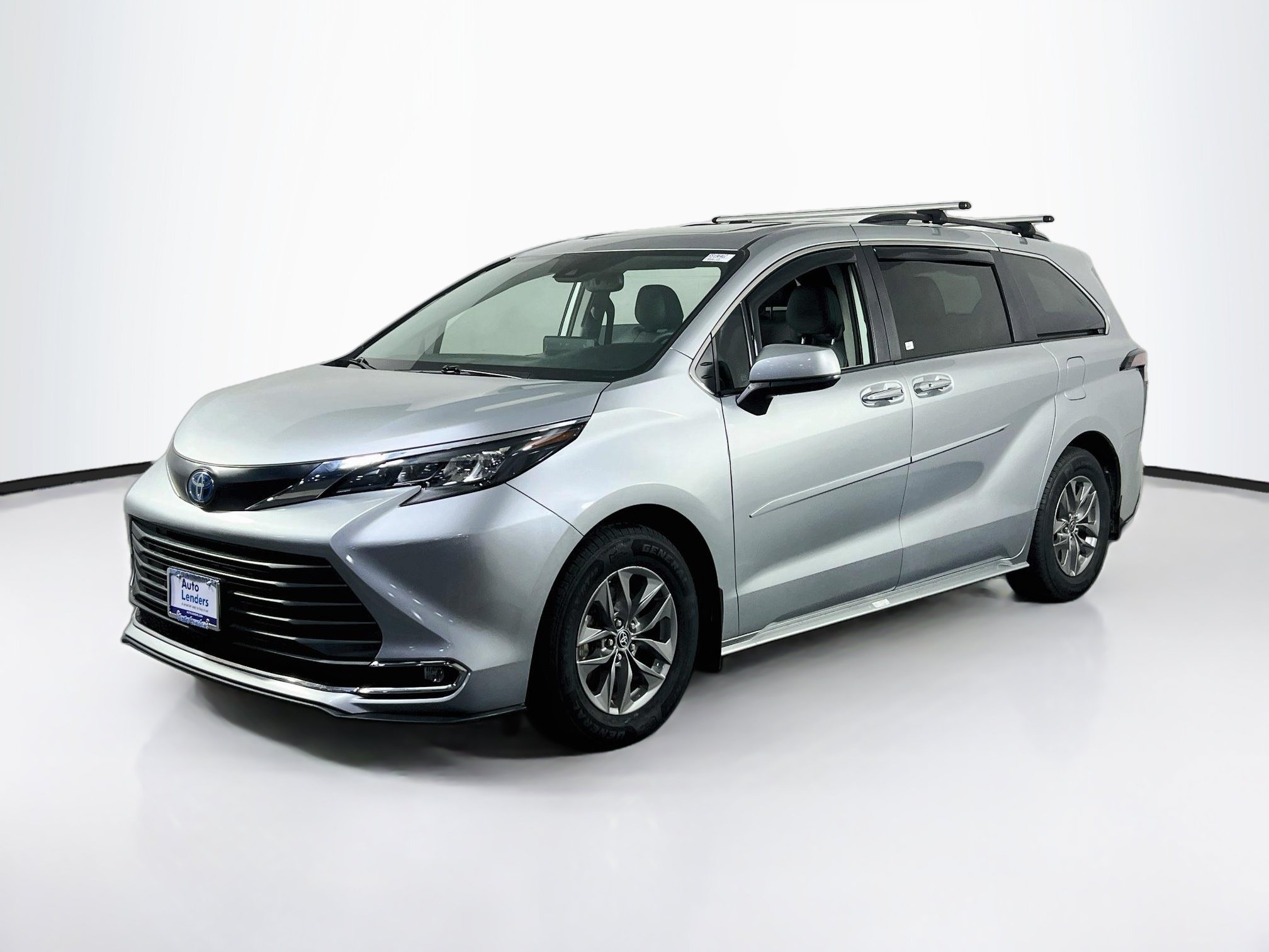 Used 2024 Toyota Sienna XLE FWD image 1
