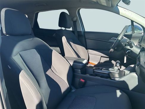 Used 2023 Kia Sportage LX image 11
