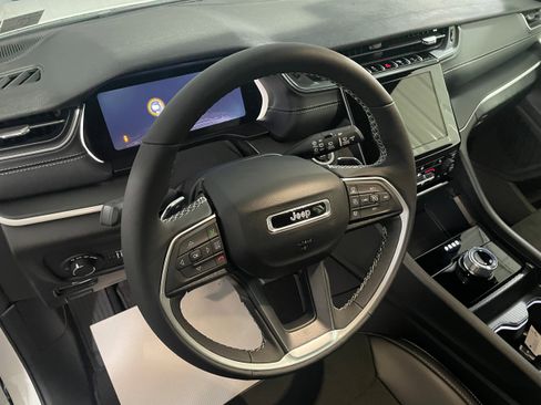 New 2025 Jeep Grand Cherokee Altitude image 10