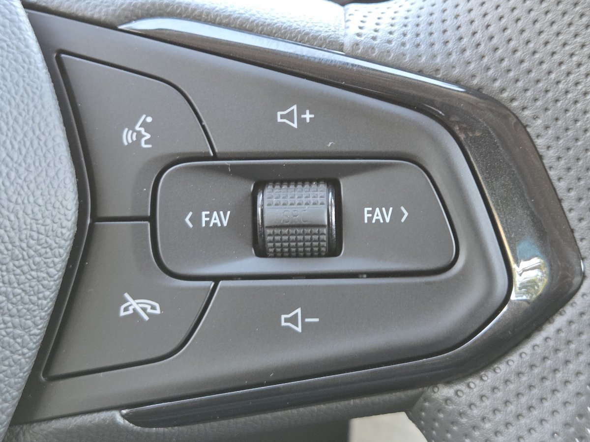 New 2026 Chevrolet Trax LS w/ LS Convenience Package FWD image 31