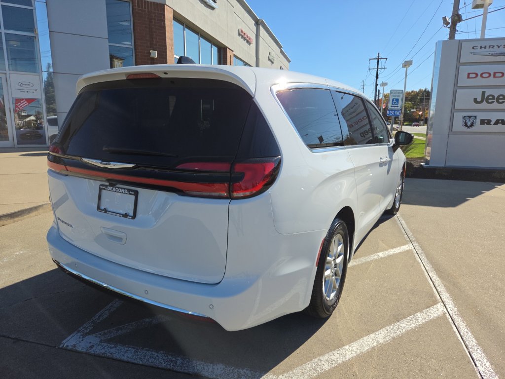 Certified 2026 Chrysler Pacifica Select FWD image 12