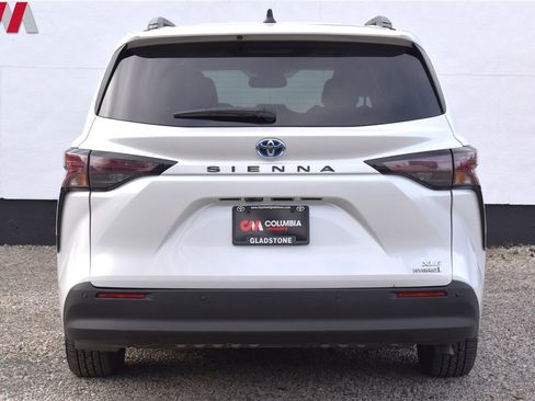 Used 2024 Toyota Sienna XLE image 4
